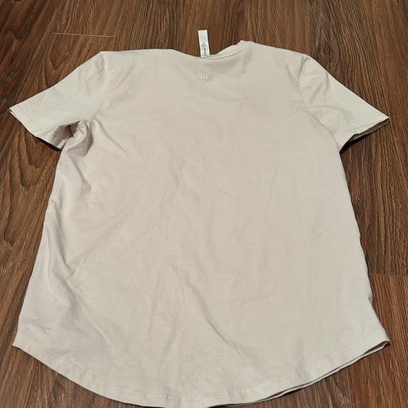 Lululemon scoop neck tee in bone size 2 like new condition - Picture 3 of 3